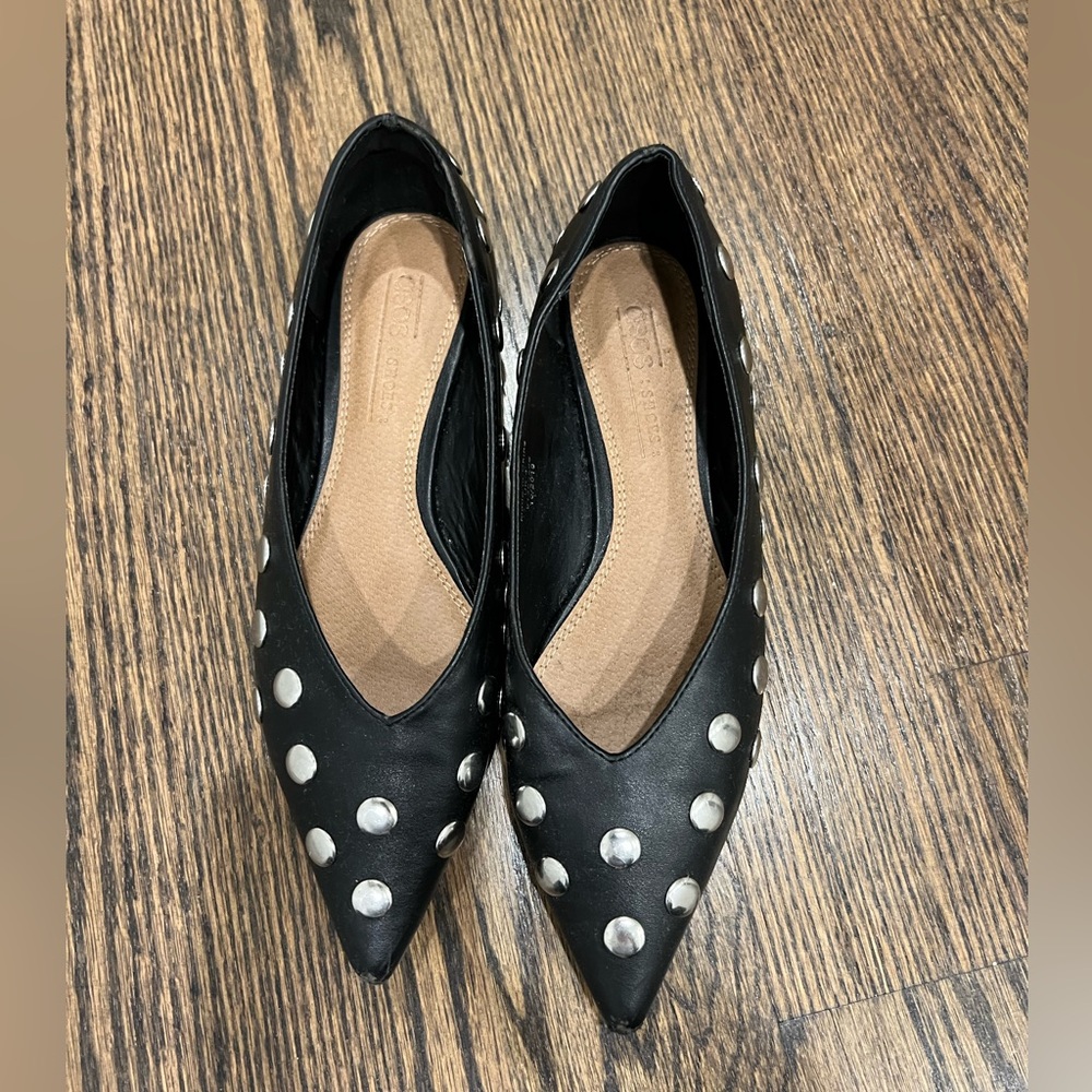 Black ballet flat shoes